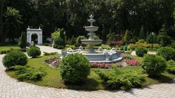 Сквер Української Академії Банківської Справи НБУ